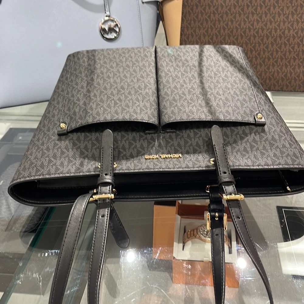 MICHAEL KORS JET SET TRAVEL MEDIUM DOUBLE POCKET TOTE 
BLACK SIGNATURE
NWT - Picture 5 of 16